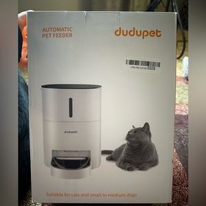 Automatic pet feeder